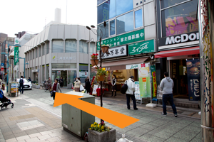 綱島駅西口を出て左方向へ進みます