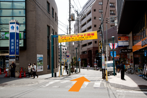 道路を渡っていただいて、横浜銀行とカフェの間をさらに直進していきます。