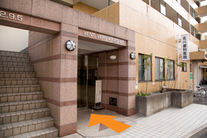 こちらのマンションビルの４階402号室に当院がございます。 写真の入り口からエレベーターでお越しください。